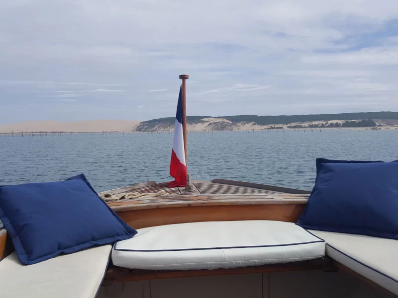 Banquette-arrière-de-la-pinasse-traditionnelle-en-bois-moteur-eelectrique-ou-hybride-par-lanéva