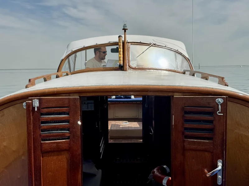 Cabine-pinasse-en-bois-traditionnelle-propulsion-électrique-ou-hybride-par-lanéva-boats