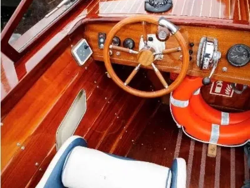 Lanéva-retrofit-Cantiere-Oscar-Taxi-venitien-cockpit2