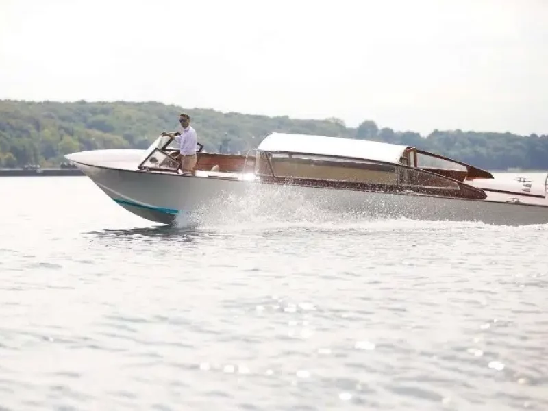 Lanéva-rétrofit-Cantiere-Oscar-Taxi-venitien-électrique-à-vendre