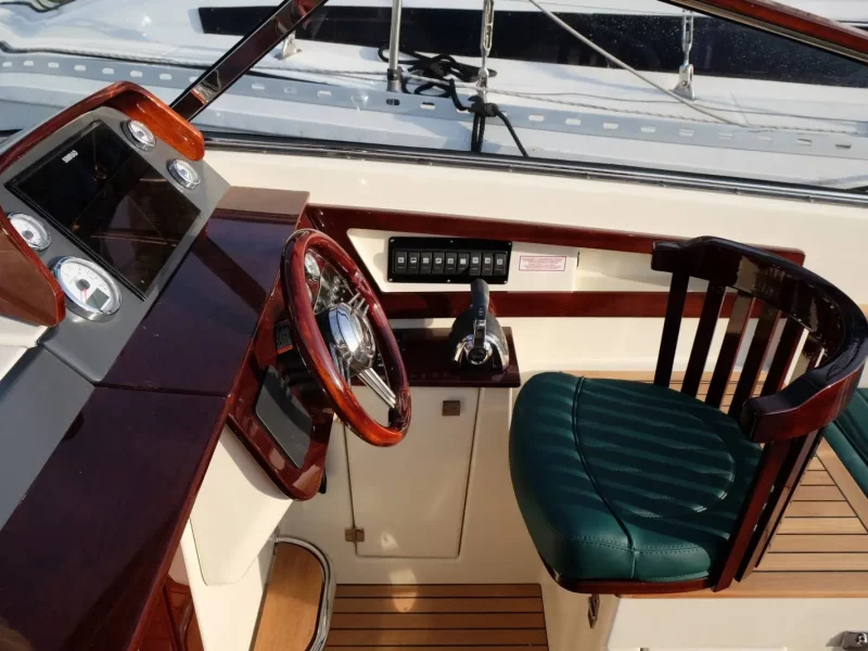 TOFINOU-Lady-Jane-electric-retrofit-poste-de-pilotage-