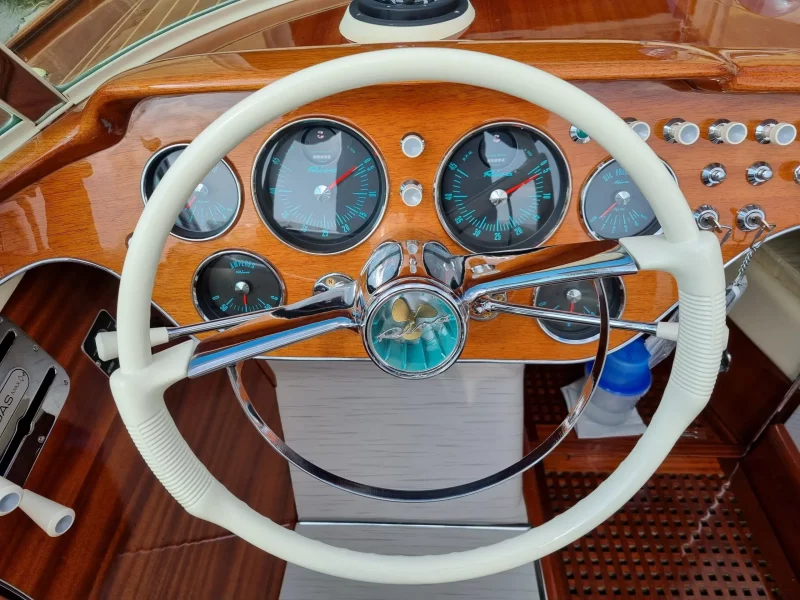 cocktpit-riva-aquarama-super-lanéva-boats