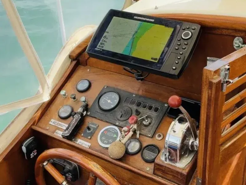 poste-de-pilotage-pinasse-traditionnelle-électrique